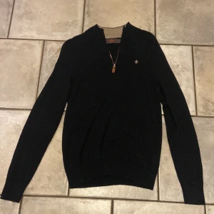 Morris tröja - Hej säljer nu min Morris tröja det är storlek M men skulle säga att det är en S. Den är använd 5 gånger. Skicka gärna ifall ni har några frågor