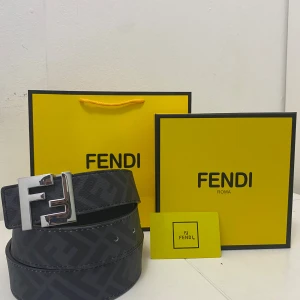 Fendi bälte - Säljer min Fendi bälte som är som ny och kommer med box och påse. Kommer även med verktyg för att ändra storleken.             Fast pris 