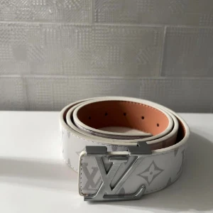 Hel vitt bälte - Allt som ingår är bältet och en hålslagare. fraktar inom 24 timmar.