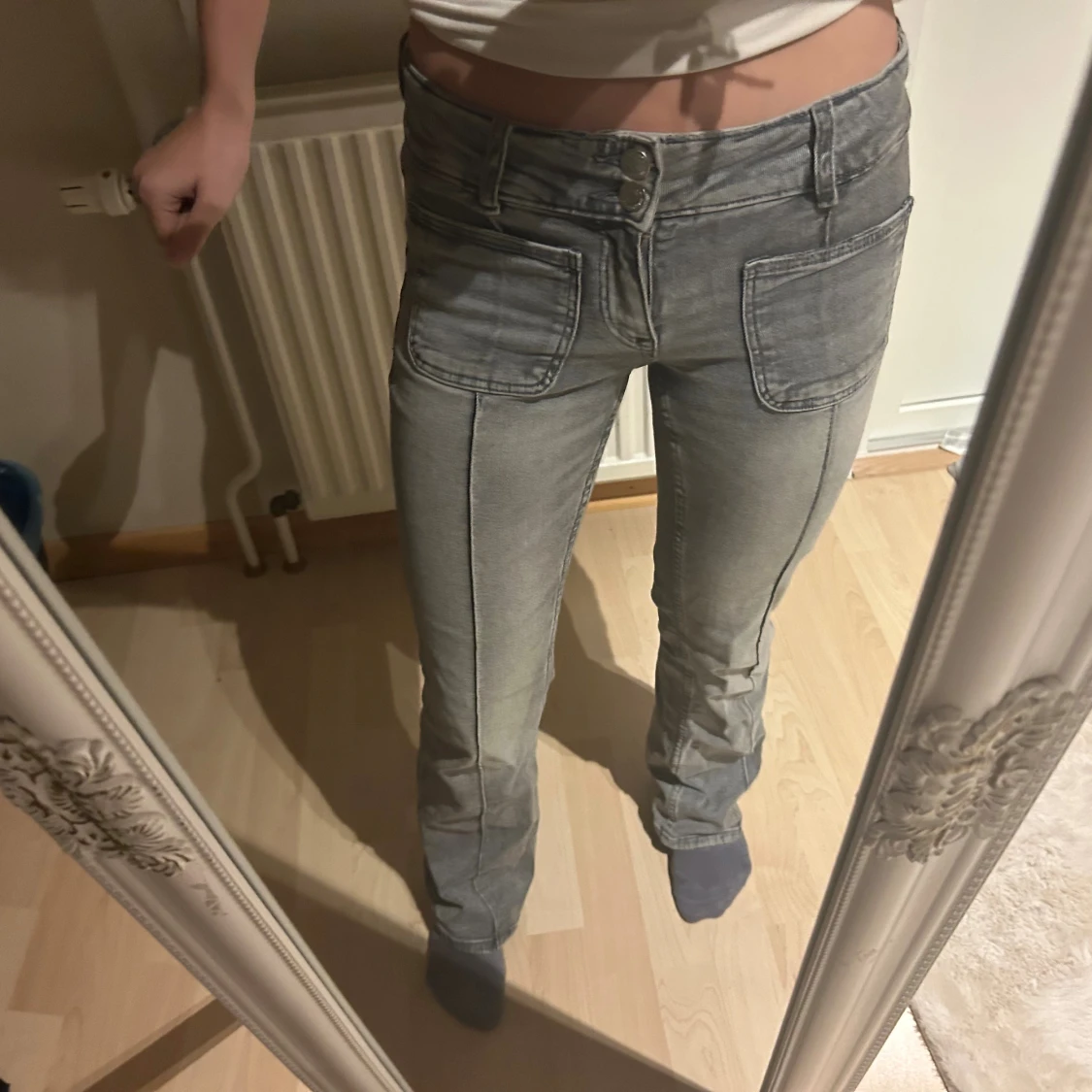 Gråa jeans med utsvängda ben och stora fickor - 2