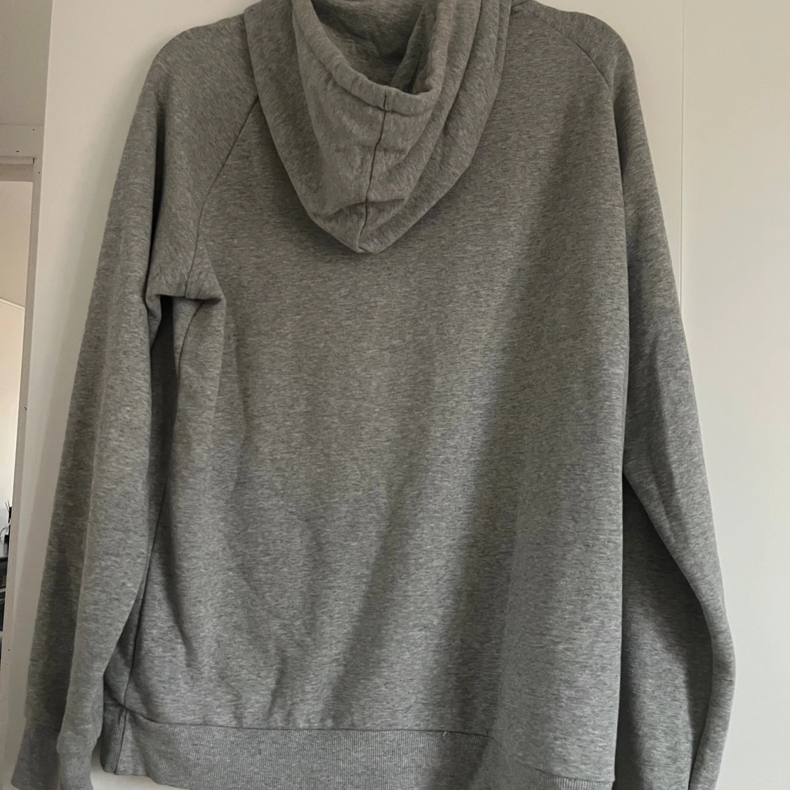 Grå hoodie från SOC med huva - 1