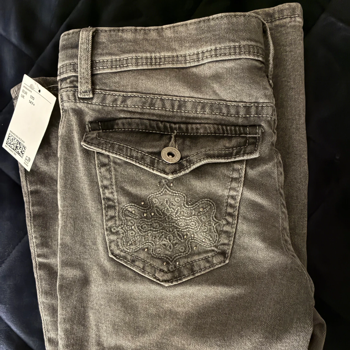 Grå bootcut jeans med broderad ficka - 3