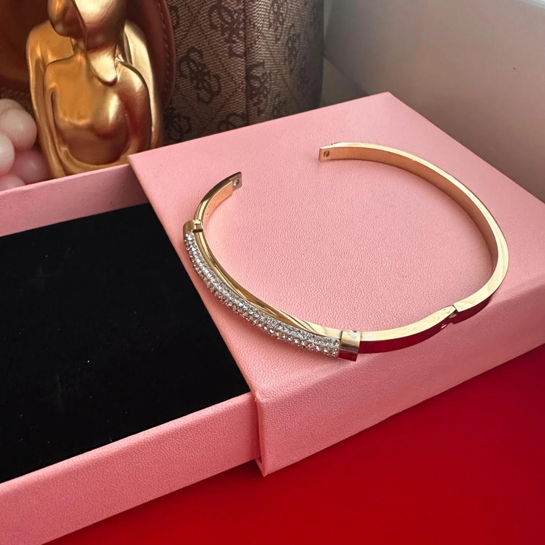 Guldfärgat armband med glittriga stenar - 1