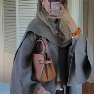 Beige cape kappa från Zara - Säljer en beige cape kappa från Zara. Jackan är tillverkad i mjuk ullmix som ger en lyxig känsla. Perfekt för dig som gillar minimalistisk och trendig stil.