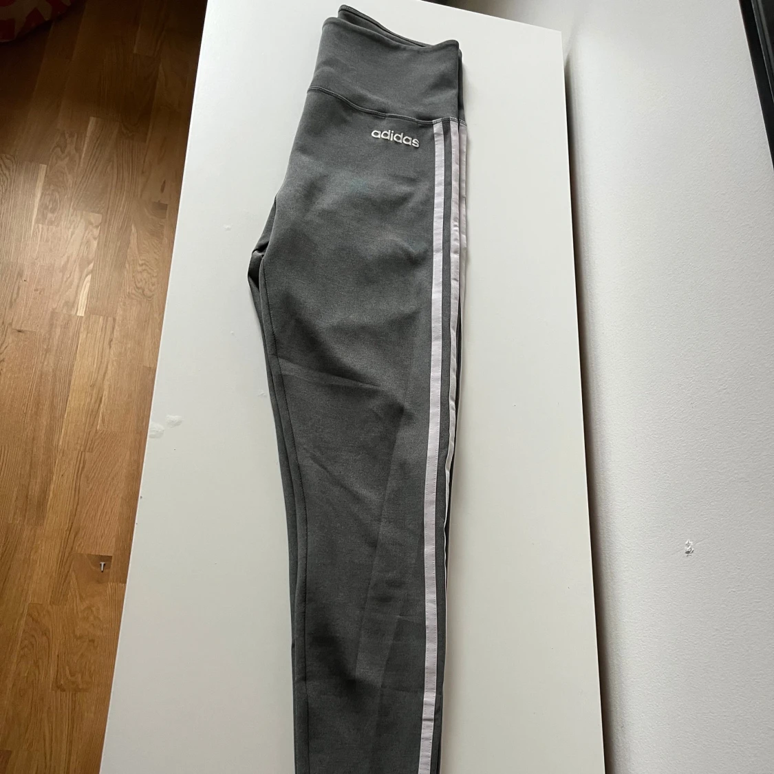 Grå Adidas leggings  - 1
