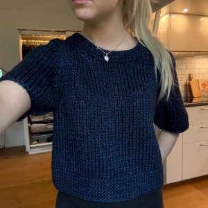 Mörkblå stickad topp från H&M - Super snygg kabelstickad tröja med glitter, storlek 36 men passar mig som vanligtvis har xs💙💙