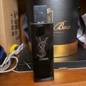 YSL MYSLF Eau de Parfum - Stilren och modern parfym från YSL, MYSLF Eau de Parfum. Perfekt för dig som vill sticka ut med en ikonisk flaska och exklusiv känsla. 95/100ml