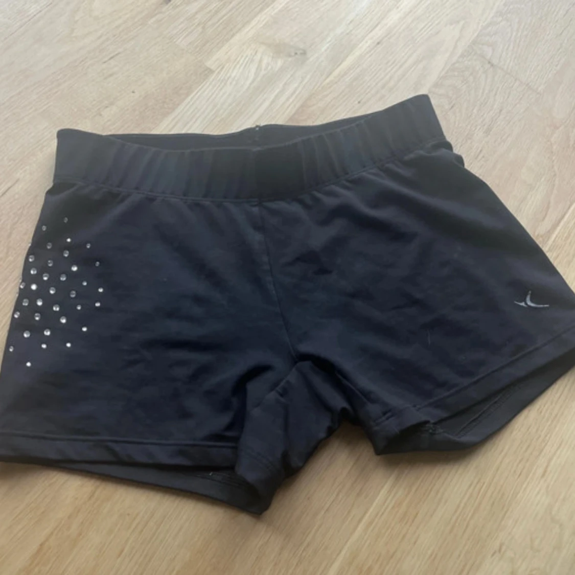 Svarta träningsshorts med diamanter