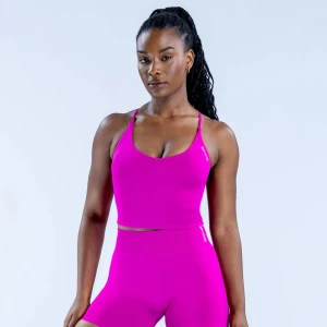 Träningssett från DFYNE - Säljer ett träningssätt från DFYNE med hög midja och tight passform. Materialet är stretchigt syntet som sitter skönt och följer kroppen. Perfekta för gymmet eller sport, med diskret logga på linningen. Topp storlek M och tights storlek S aldrig använt 