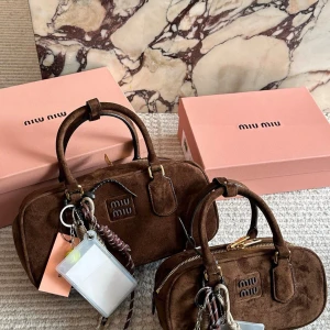 Brun handväska i mocka - Dm vid frågor