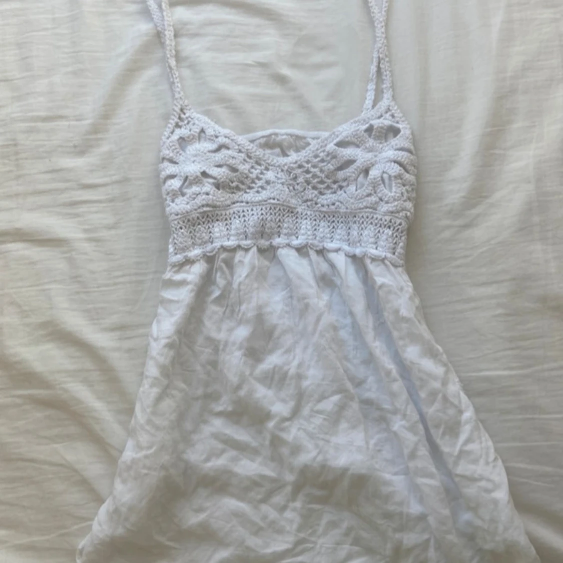 Vit virkad linnetopp med spetsdetaljer