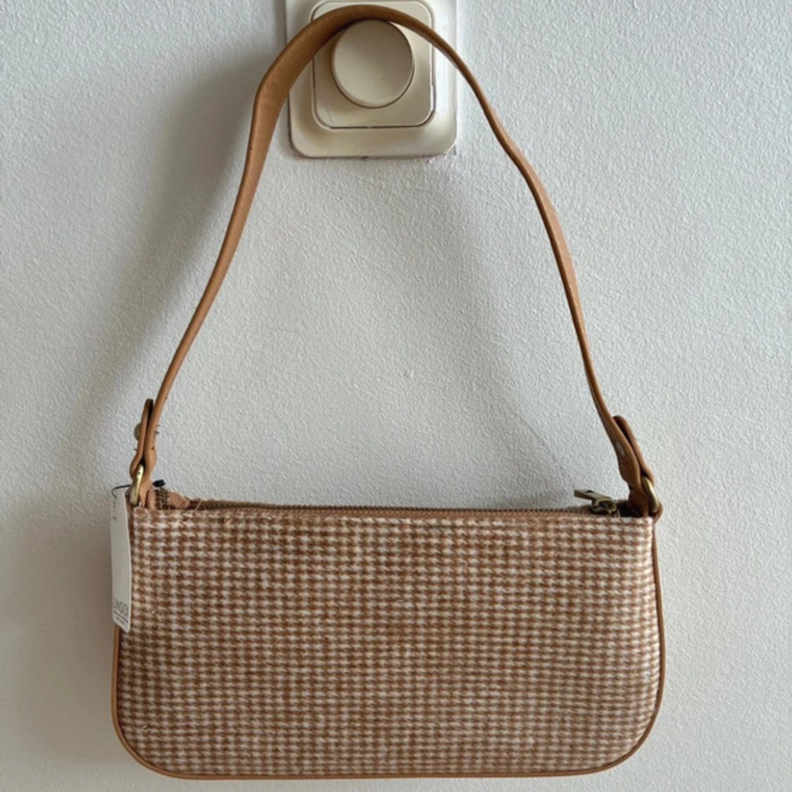 Beige rutig axelväska från Lindex