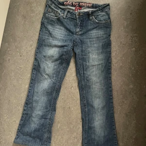 Blå bootcut jeans från Esprit - Snygga blå jeans från Esprit med klassisk bootcut-modell och femficksdesign. 