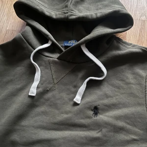 Mörkgrön hoodie från Polo Ralph Lauren - Säljer en mörkgrön Polo Ralph Lauren hoodie🙌🏻| Storlek S | Skick 10/10🔥| Skriv vid minsta fundering 💭 