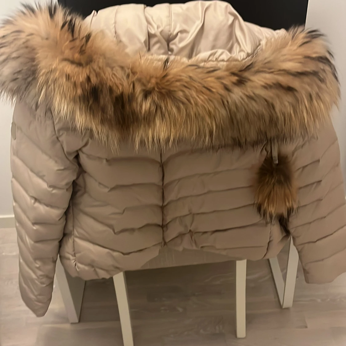 Beige pufferjacka med päls från Hollies - 2