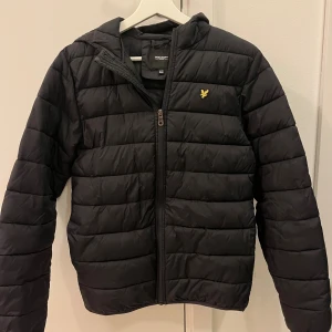 Vinterjacka från Lyle & Scott - Vinterjacka från Lyle & Scott i bra skick! Jackan är i storlek 12-13 år (barn), vilket ungefär motsvarar storlek 158😊. Säljer för 450 kr, nypris ca 1200 kr.