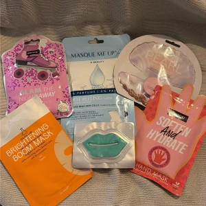 Kit med ansiktsmasker och läppmask - Flera olika sheet masks för ansikte, läppar, händer och fötter. Inkluderar en orange Brightening Boom Mask, rosa Pearl Sheet Mask, blå Foot Peeling Mask, rosa Glam the Night Away foot mask, handmask och en turkos läppmask. Perfekt för en self-care kväll! Totalt 6 st masker.
