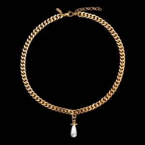 Maria Nilsdotter ”Chunky chain drop pearl necklace” - Snyggt halsband i guldtonad metall med chunky kedja och ett droppformat vitt pärlhänge i mitten. Perfekt statement-piece som ger en lyxig vibe till din outfit. Justerbar längd med kedjeförlängning och karbinlås. Passar dig som gillar att sticka ut. Använt men väl bevarat. 