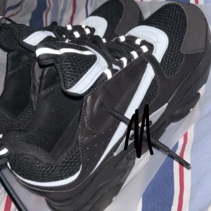 Svarta D B22 helt nya - Ett par helt nya D B22 i storlek 42! Först till kvarn