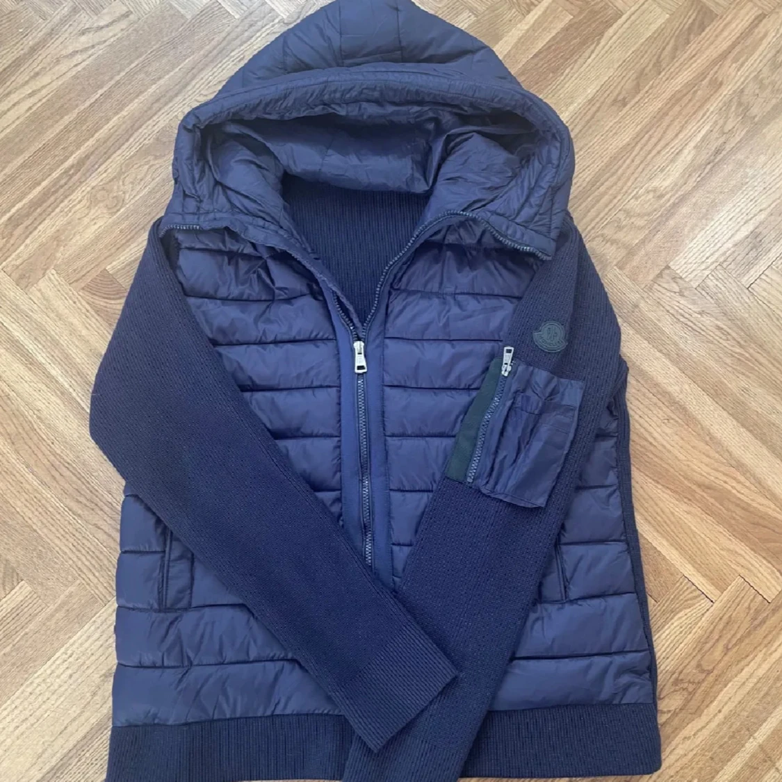 Mörkblå pufferjacka från Moncler