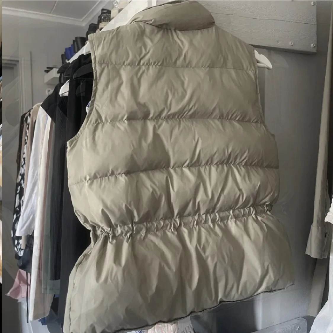 Beige dunväst med snörning - 2