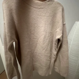 Beige stickad set - Mysig beige stickad set, tröjan med rund hals och ribbade muddar vid ärmslut och nederkant. Tröjan har lång ärm och en liten slits på sidorna vilket ger en chill vibe. Går ihop super fint med den sköna byxorna.  Perfekt för dig som gillar neutrala färger och enkel stil.