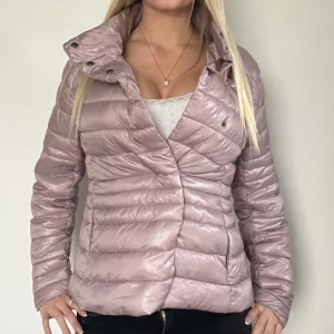 Lila hernoliknande jacka!  - FÖLJ FÖR LIKNANDE😙 lila långärmad Herno liknande jacka med krage och knappar. Mycket varm och tjock och passar perfekt i vinter! Nytt skick med prislapp kvar. Storlek XS men finns även i S (mycket bra skick) om man önskar🤗 tryck köp nu! TK-0002