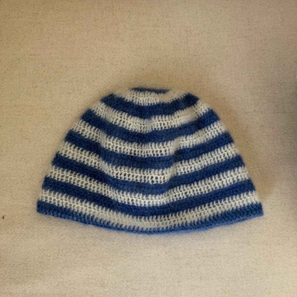 Randig virkad mössa i blått och vitt