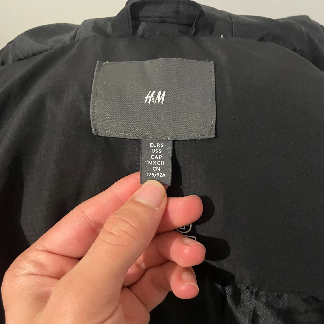 Svart pufferjacka från H&M med huva - 2