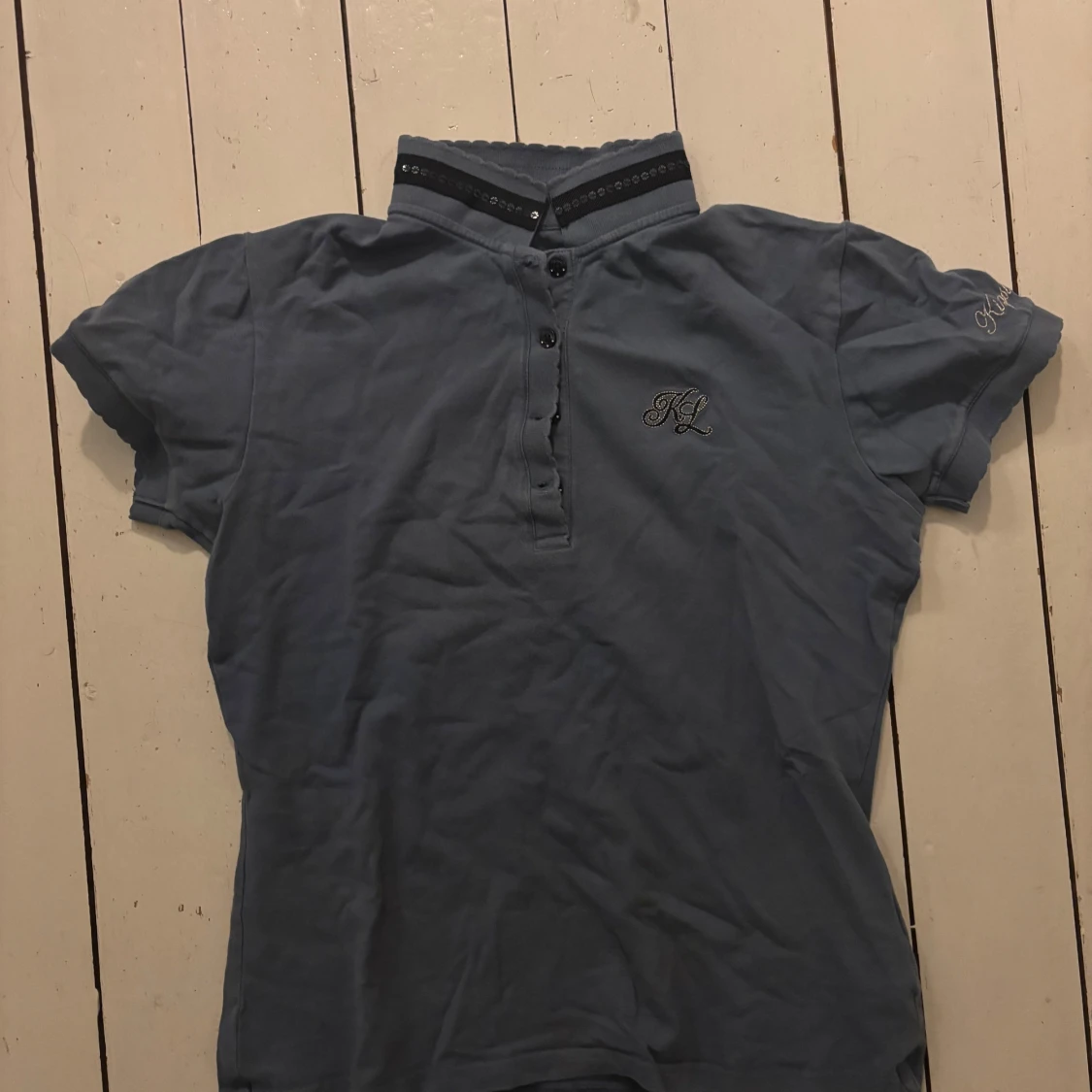 Blå t-shirt med hög krage från KL