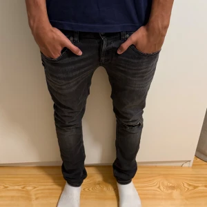Dondup George  - Svarta/mörkgrå Dondup George jeans passar som slim fit, storlek 30 men passar som 31 också, nyskick använt max 5 gånger, nypris-4000 mitt pris-899,