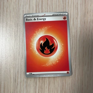 Basic Energy (Fire) - Cool Pokémon Fire Energy-kort! Perfekt för dig som vill boosta ditt deck och ta dina strider till nästa nivå. Samla, byt eller spela – ett måste för alla Pokémon-fans och TCG-entusiaster.