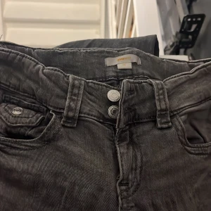 Gina young jeans - Säljer ett par grå jeansbyxor från Gina Tricot i storlek 158. Jeansen är i bra skick. Har inte många bilder på de därför de inte passar mig längre. Priset går såklart diskutera som vanligt 