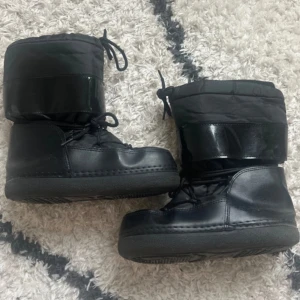 Boots 🖤 - Svarta snöskor från Duffy i storlek 37/38. Obs det är slitet vid hälen och hål rakt igenom vid hälen, de behöver repareras, därav priset <3