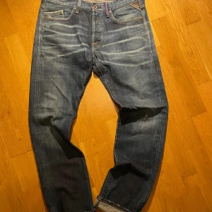 Replay Waitom FC Barcelona jeans 33 - Säljer ett par sjukt feta och ovanliga FC Barcelona X Replay jeans. Dom är i mycket bra skick! Storlek 33/34. Pris 799kr, men kan såklart diskuteras!