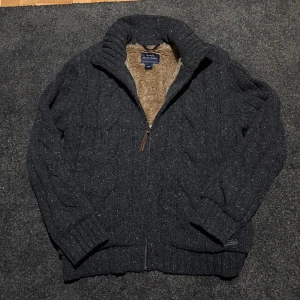 GANT pälscardigan - Säljer denna otroligt feta cardigan med päls innuti! Tröjan är i bra skick inga defekter. Perfekt nu till hösten!