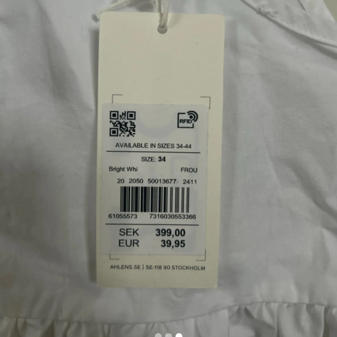 Vit blus med volangärm  - 2