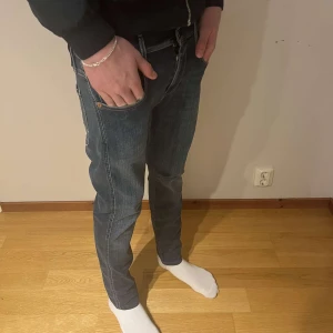 Replay Anbass jeans blå herr - Snygga Replay Anbass jeans i klassisk blå färg med raka ben och coola detaljer på bakfickorna. Storlek W30 L32 i riktigt fint skick hör av er vid frågor