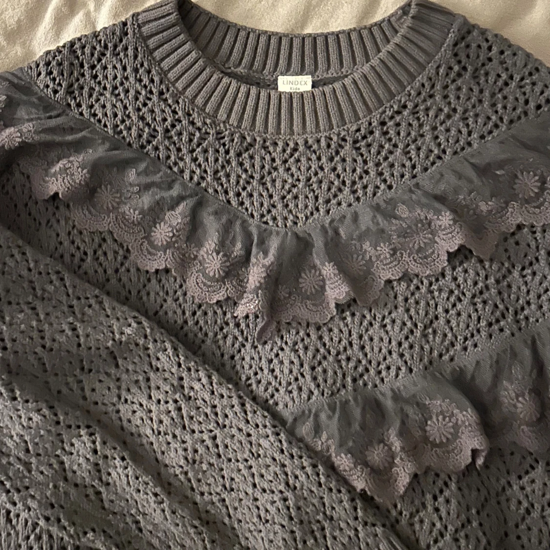 Grå stickad volangtröja  - 1