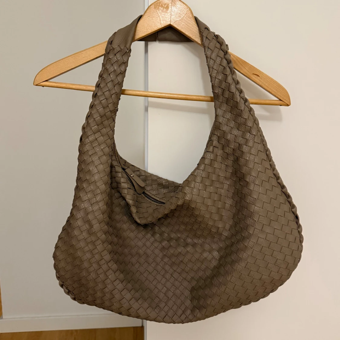 Beige flätad axelväska i skinn - 2