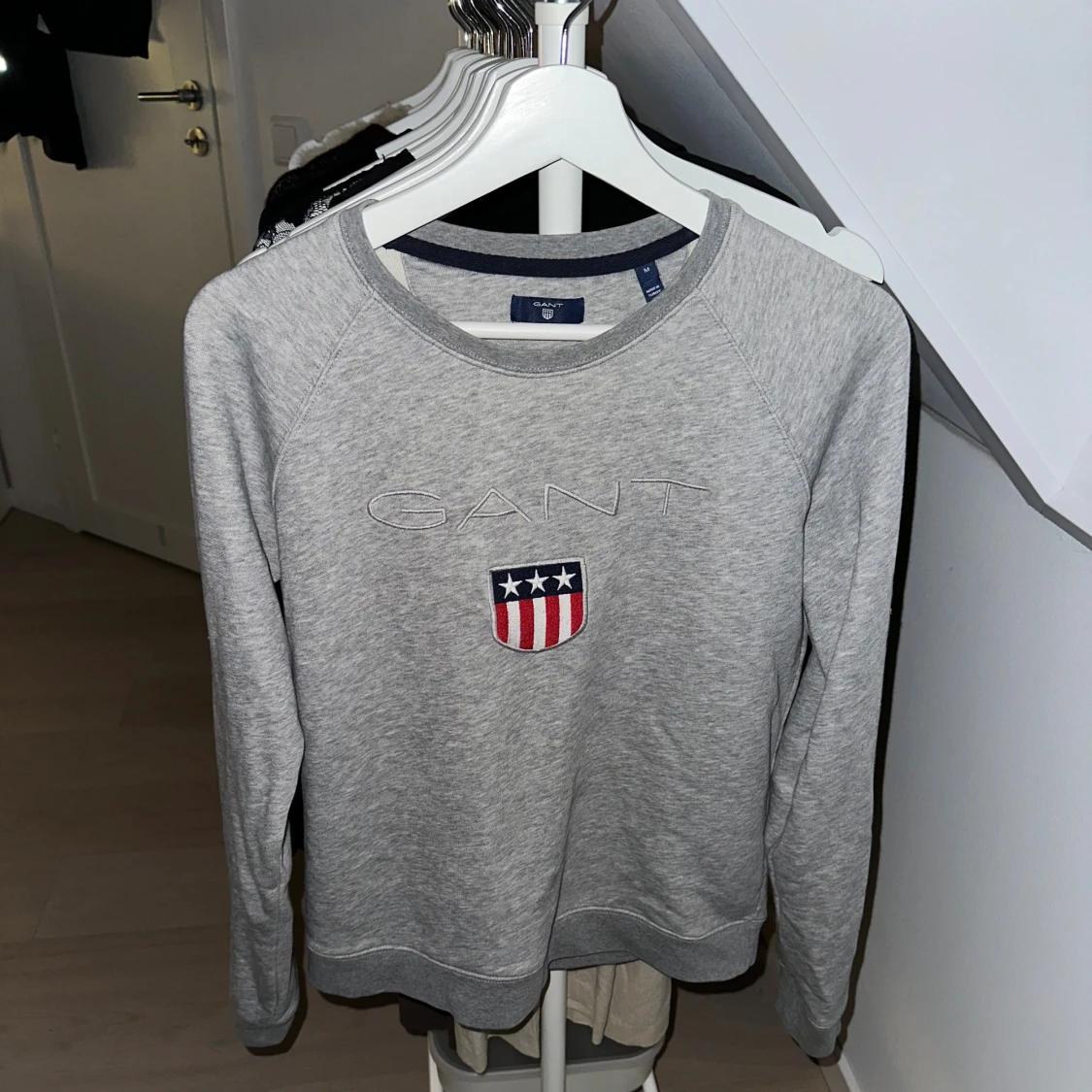 Grå sweatshirt från GANT med broderi
