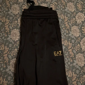 EA7 Armani byxor  - Tja,   Håller på och rensar min garderob. Dessa byxor kommer inte mer till användning och därav försöker jag sälja dessa billigt. Byxorna är använda men i otroligt bra skick. Storlek M - Passar mig som har S. MVH Hugo, vid fler frågor/bilder vänligen hör av dig.
