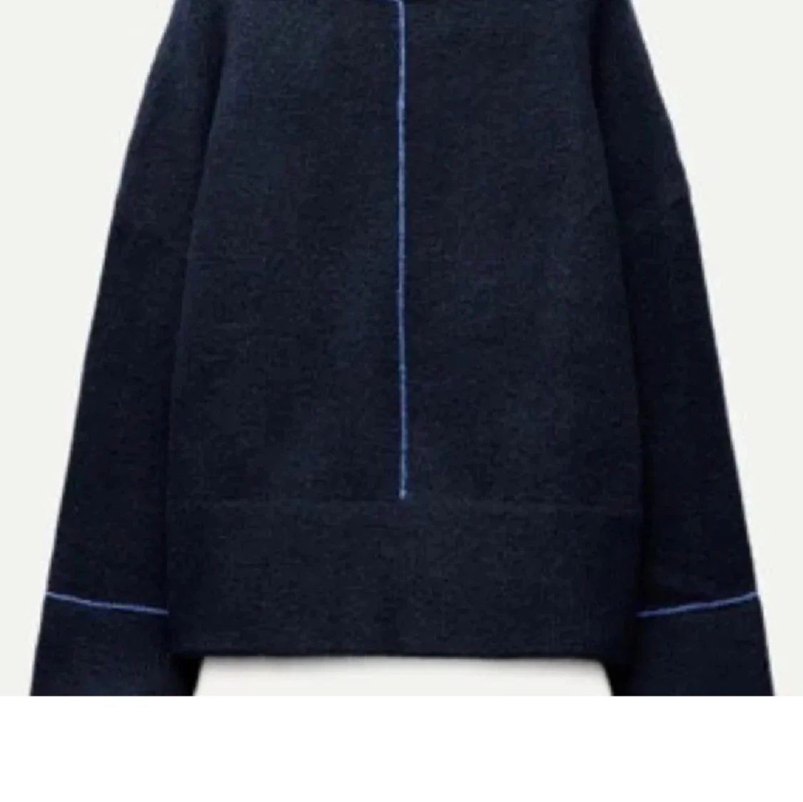 Mörkblå stickad tröja med kontrastsöm