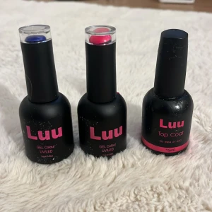 Luu Nails gelnagellack blå & rosa + top coat - Två flaskor Luu gelnagellack i färgerna djupblå och knallrosa glow in the Dark, samt en Luu top coat för extra glans och hållbarhet. Alla flaskor är 15 ml och används med UV/LED-lampa. Snygga färger för att fixa naglarna hemma med proffsigt resultat. Det är bara toppcoat som är använd dom andra har bara swatschats!