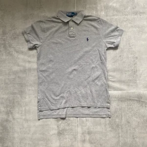 Grå Polo Ralph Lauren pike  - Jag Säljer en fet pike från Polo Ralph Lauren| skicket på tröjan är bra 8/10 | storlek M | ny pris 2000: mitt pris är 299 | skriv vid frågor och funderingar      