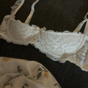 Vit spetsig bh med justerbara band - En jätte snygg vit spets bh med halvkupa . Aldrig använd, jag har B/C kupa tycker att den hade nog varit finare på B kupa. Den är S skulle säga 70B en vanlig kupa inuti.