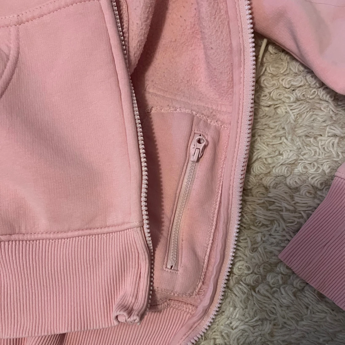 Ljusrosa hoodie från Russemerch  - 3