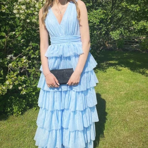 balklänning - bubbleroom  - jättefin balklänning / klänning ifrån bubbleroom. har använt den en gång och den är så så vacker!! perfekt nu till niornas eller treornas bal! klänningen är i jättefint skick och är jättefin nu till kommande balen!