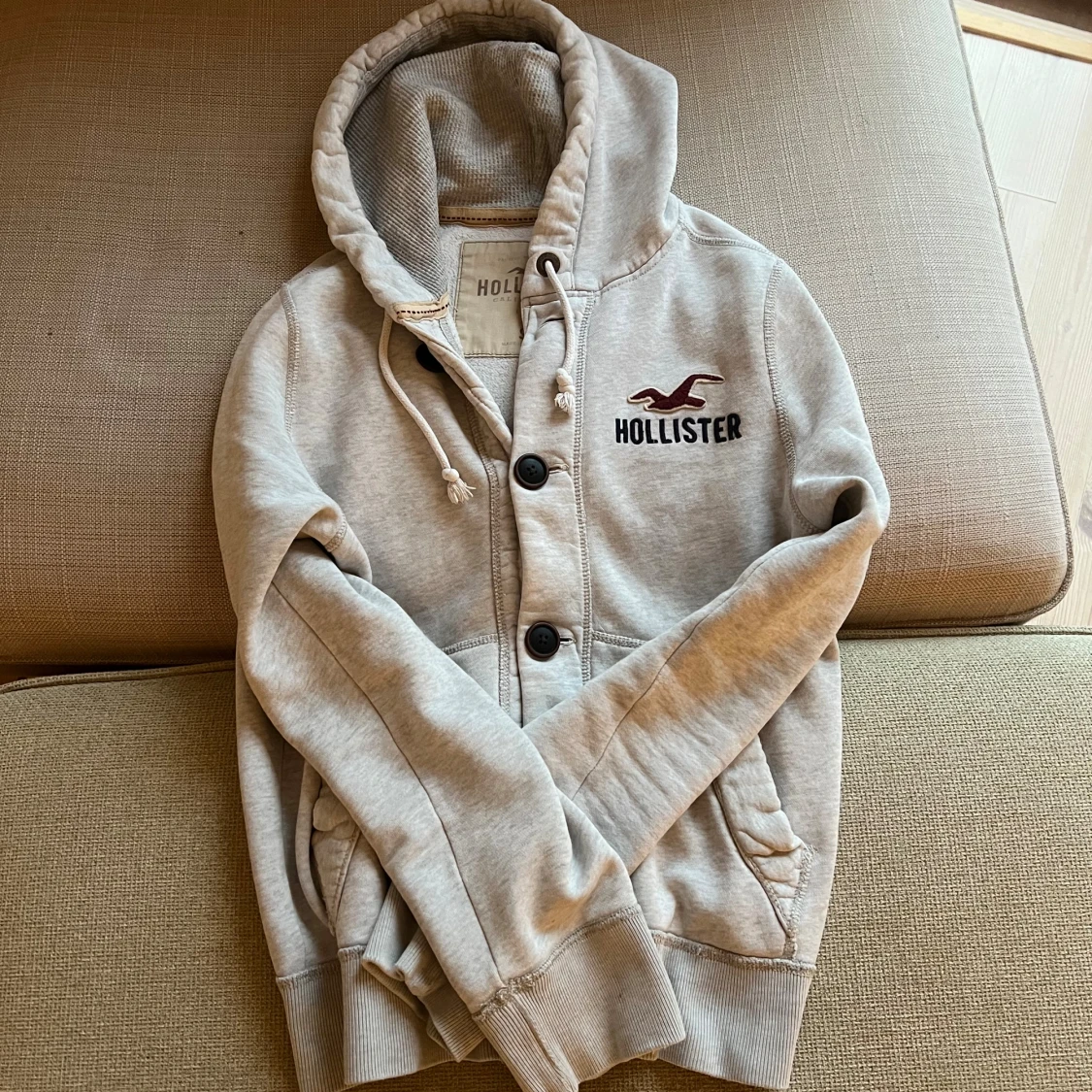 Grå hoodie från Hollister med knappar