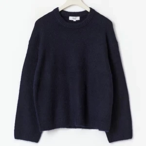 Stickad tröja gina - Fin mörkblå stickad tröja från Gina Tricot, kommer inte till användning💞